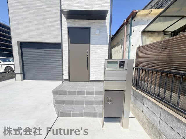 三郷市新和1丁目　新築戸建のエントランス|不在時に便利な宅配BOX完備