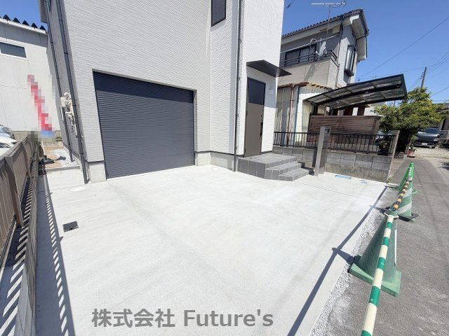 三郷市新和1丁目　新築戸建の駐車場|ガレージ前にも駐車スペースがあります