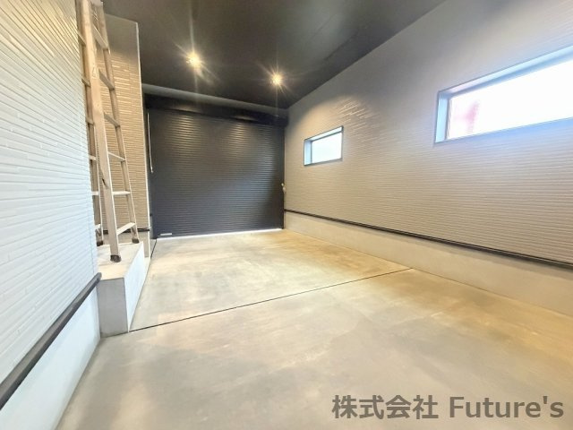 三郷市新和1丁目　新築戸建の駐車場|大切な車を雨や盗難から守れるシャッター付ガレージ！