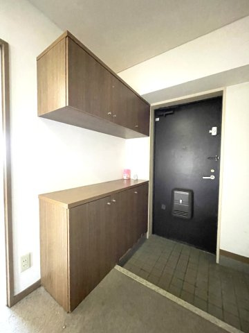 ライオンズマンション岡山内山下の玄関|玄関にも収納スペースがあります。