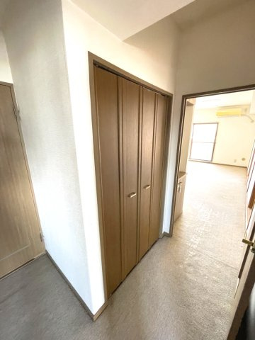 ライオンズマンション岡山内山下の収納|廊下部分にも収納があります。