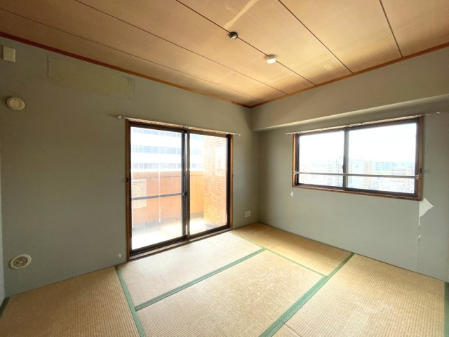 ライオンズマンション岡山内山下の和室|和室です。開口部も2カ所あり、明るいです。