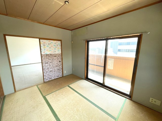 ライオンズマンション岡山内山下の和室|和室です。開口部も2カ所あり、明るいです。