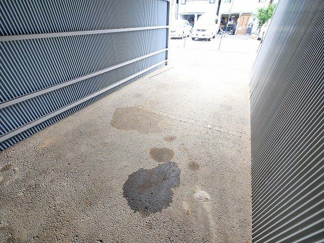 田中モータープール（シャッター付ガレージ）の内装