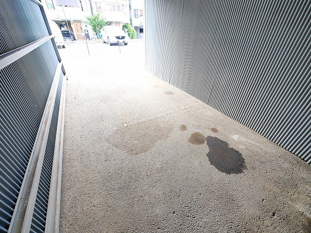 田中モータープール（シャッター付ガレージ）の内装