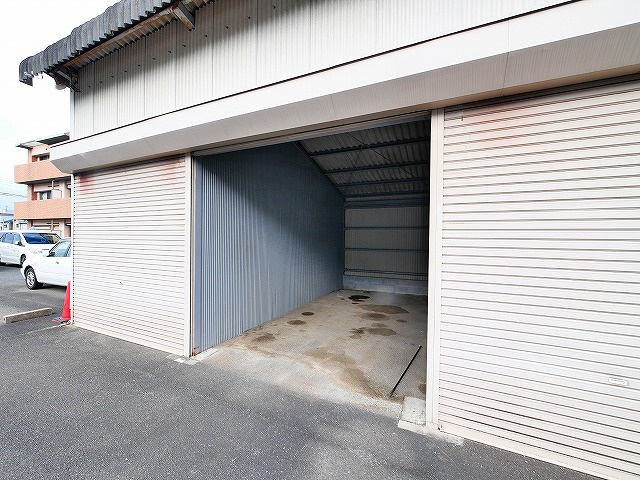 田中モータープール（シャッター付ガレージ）の外観