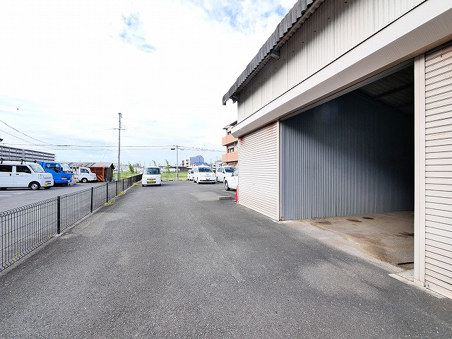 田中モータープール（シャッター付ガレージ）の外観