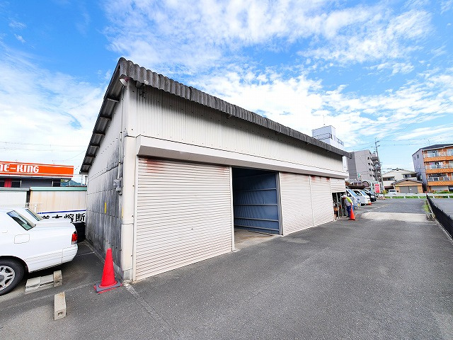 田中モータープール（シャッター付ガレージ）の外観