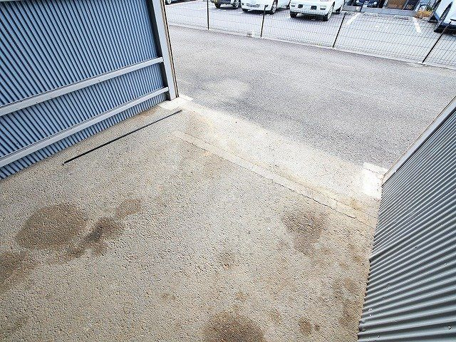 田中モータープール（シャッター付ガレージ）の内装