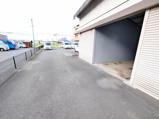田中モータープール（シャッター付ガレージ）の外観