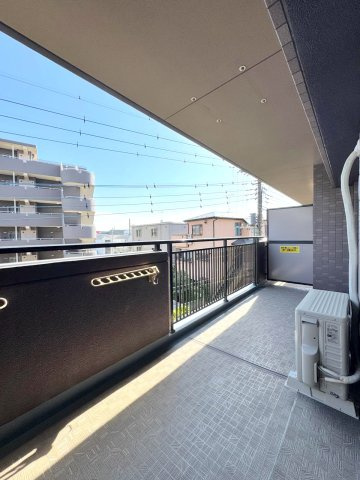コスモ戸田公園ピアセーレのバルコニー|LDKと洋室の2部屋から出入りできる10.08㎡のワイドなバルコニー。南東向きで陽当たり・通風ともに良好！洗濯物を干すだけでなく、リフレッシュスペースとしても活躍します。