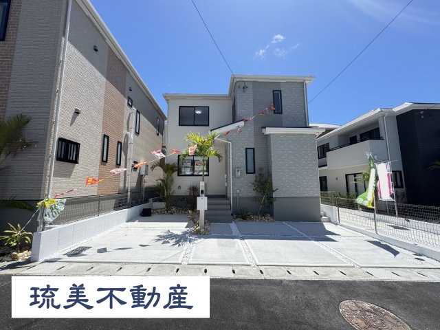 うるま市江洲（全10棟）I号棟の外観|I号棟　並列駐車3台可♪素敵な植栽付き♪