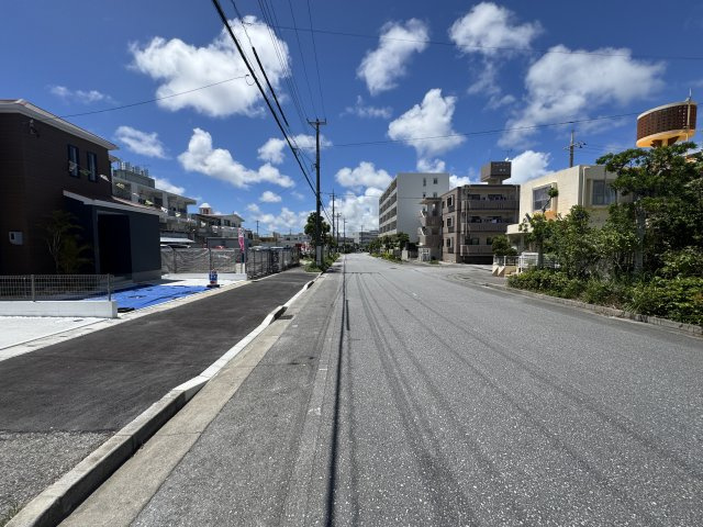 うるま市江洲（全10棟）I号棟の前面道路含む現地写真|※北東側公道15.9m♪