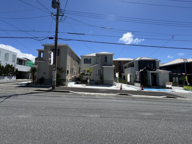 うるま市江洲（全10棟）I号棟の外観|I号棟　並列駐車3台可♪素敵な植栽付き♪
