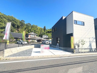 【外観】 | 廿日市市大野下更地（全3区画）No1 | 白と黒のモノトーンを基調としたモダンな外観デザインです。前面には並列で駐車が可能なコンクリート敷きのカースペースを確保しており、お車の出し入れやゲストの訪問時にもスムーズに対応できます。