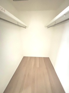 【その他】 | 廿日市市大野下更地（全3区画）No1 | 廊下から直接出入りできる3帖のファミリークローゼットです。コの字型にハンガーパイプと枕棚が設置されており、ご家族全員の衣類や、季節物の布団、スーツケースなどの大型荷物もまとめて一括管理できます。