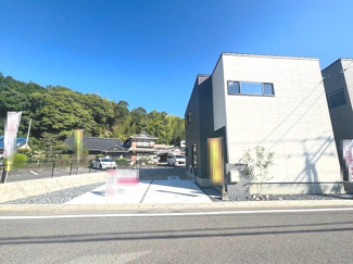 【外観】 | 廿日市市大野下更地（全3区画）No1 | コンクリート敷きの前面カースペースは、並列で2台の駐車が可能です。道路からの高低差が少なく、見通しも良いため、日々の入出庫や荷物の積み下ろしもスムーズに行える配置となっています。