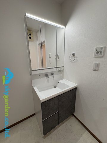 茅ヶ崎市香川3丁目　中古戸建の独立洗面台|三面鏡付き洗面化粧台