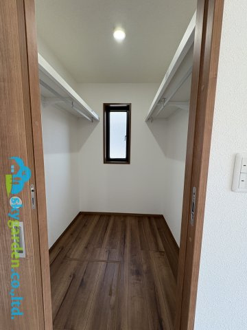茅ヶ崎市香川3丁目　中古戸建の収納|ウォークインクロゼット。たっぷり収容できそうです。
