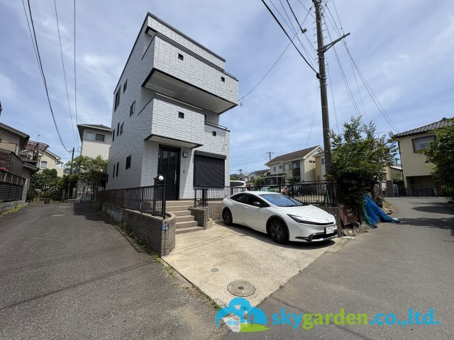 茅ヶ崎市香川3丁目　中古戸建の前面道路含む現地写真|開放感ある佇まい。