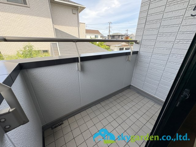 茅ヶ崎市香川3丁目　中古戸建のバルコニー|キッチン後ろのバルコニー
ゴミのポリバケツを置くのに便利