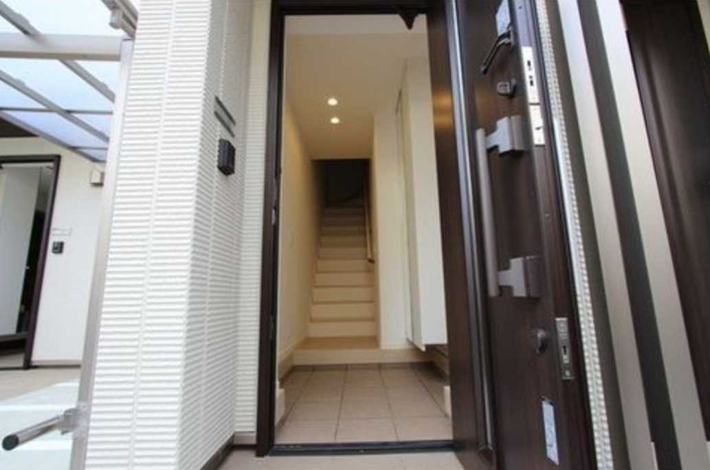 アドラブール深沢　角部屋　追焚　バス停至近の玄関