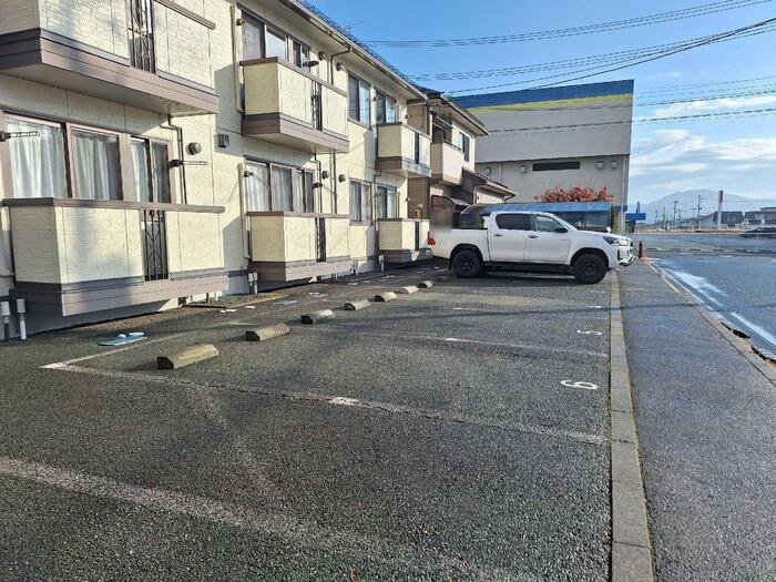 レーベンセイナンの駐車場