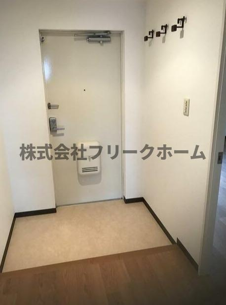 コーポレート連雀1号棟の玄関