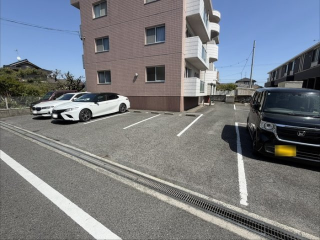 オリヴィエ東川口の駐車場