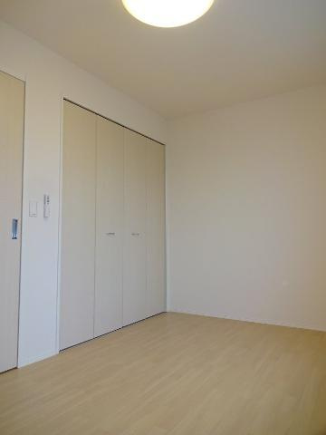 熊本市北区楠２丁目のアパートの居間・リビング