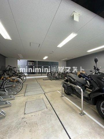 プレサンス梅田東グラッドの駐車場