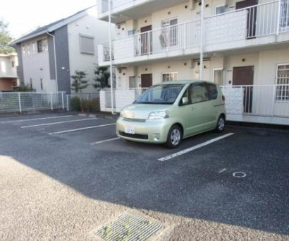 福生市南田園１丁目の賃貸マンションの駐車場