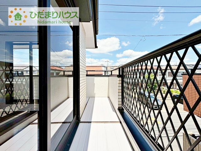 【バルコニー】 | 守谷市松ケ丘３丁目　中古戸建 | 広々としたバルコニー。お洗濯物もぜーんぶ干せちゃいます！！