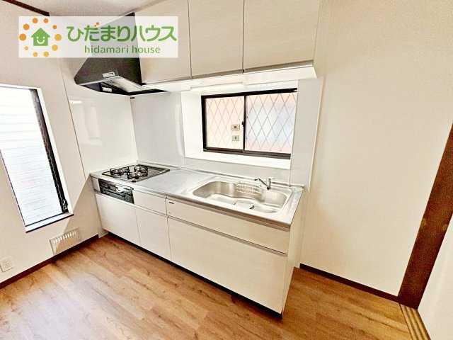 【キッチン】 | 守谷市松ケ丘３丁目　中古戸建 | 3口コンロでお料理する時間も短くなりそうですね(*‘∀‘)