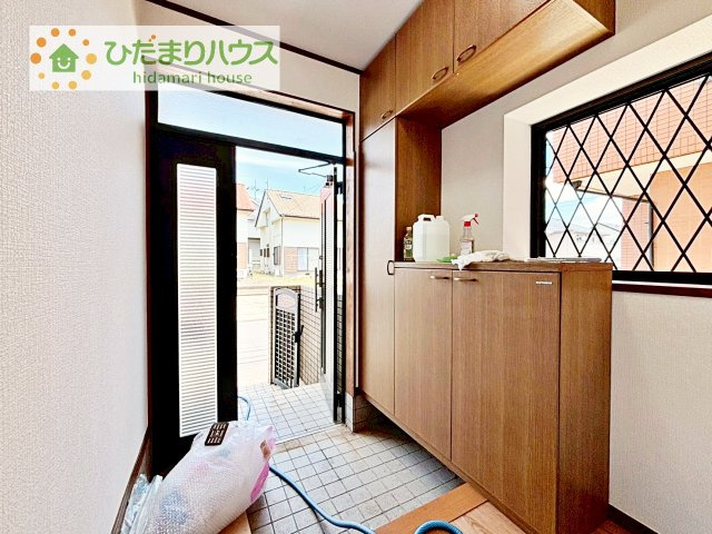 【玄関】 | 守谷市松ケ丘３丁目　中古戸建 | 玄関が広いので親子で並んで仲良く靴が履けますね(^^)/