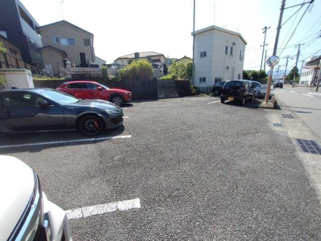 マーメゾン日吉の駐車場