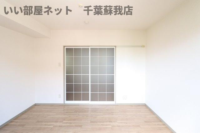 ランドウィン　五番館の寝室|広くて明るい寝室