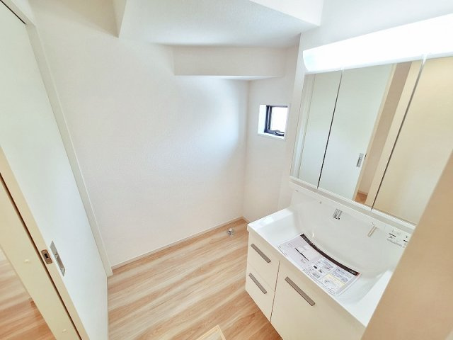 【独立洗面台】 | 板橋区赤塚7丁目　新築分譲住宅　全1棟（成増店） | 朝の身支度がスムーズに。合わせ鏡ができる三面鏡＆たっぷり収納の三面鏡付洗面化粧台。
