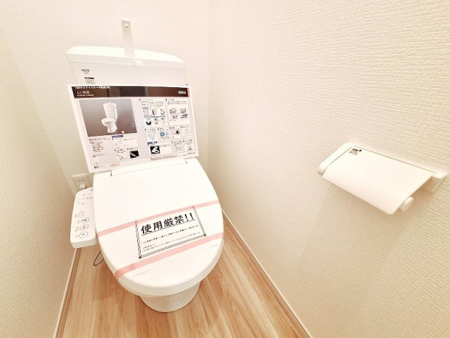 【トイレ】 | 板橋区赤塚7丁目　新築分譲住宅　全1棟（成増店） | 忙しい朝に、心のゆとりを。1階、2階、２ヶ所に設置されたトイレが、スムーズな一日のスタートを約束します。
