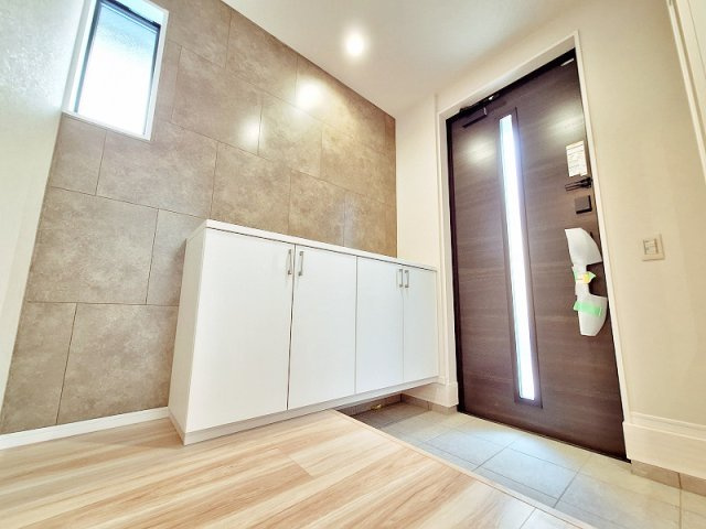 【玄関】 | 板橋区赤塚7丁目　新築分譲住宅　全1棟（成増店） | モダンな色合いの広々した玄関