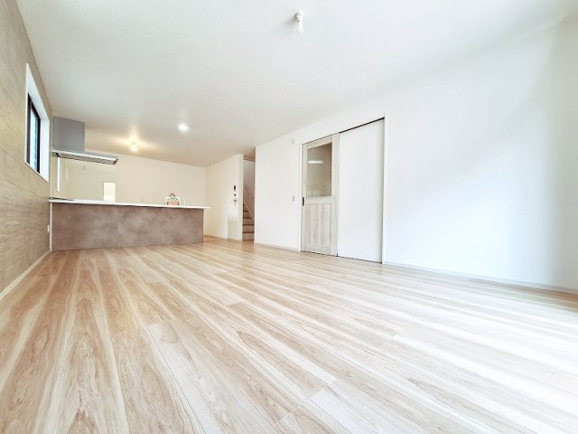 【居間・リビング】 | 板橋区赤塚7丁目　新築分譲住宅　全1棟（成増店） | 一部、アクセントクロスを採用しデザイン性を高めたリビング