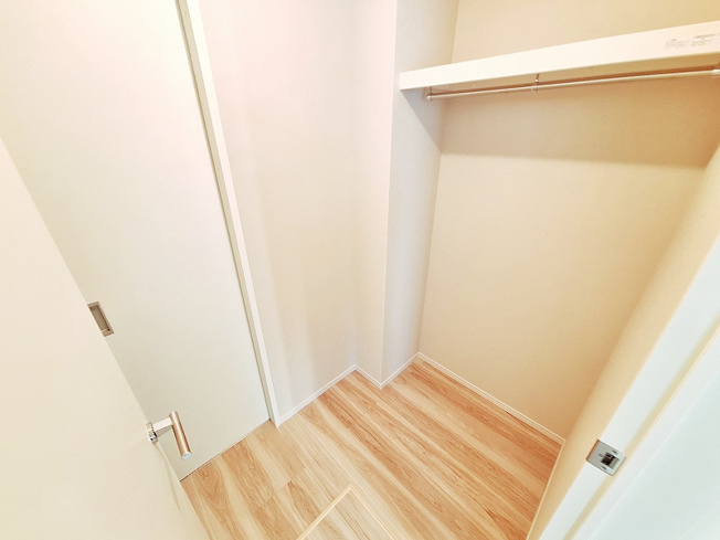 【収納】 | 板橋区赤塚7丁目　新築分譲住宅　全1棟（成増店） | 玄関とリビングから2WAYでアクセス可能なホール（ファミリー）クローク