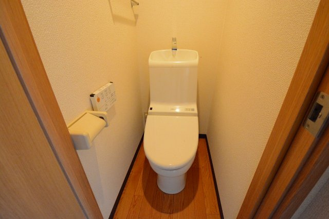 シンプルで掃除のしやすいトイレです♪