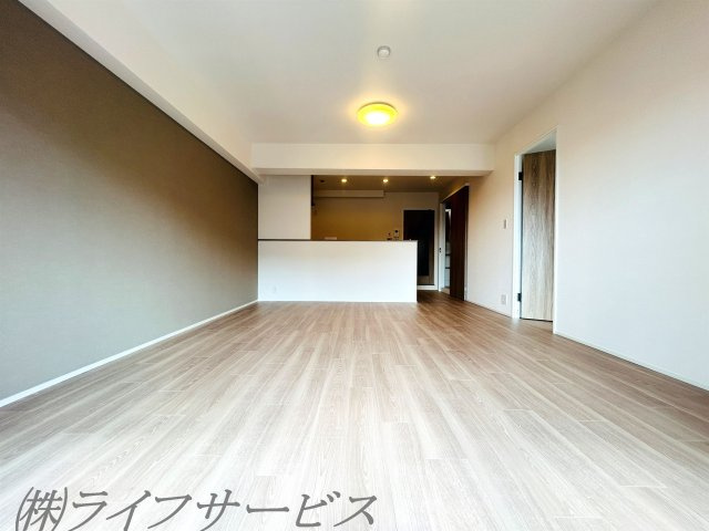 【居間・リビング】 | ファミールハイツ北大阪２号棟 | リビングルーム16.5帖／室内リフォーム済につき即入居可！