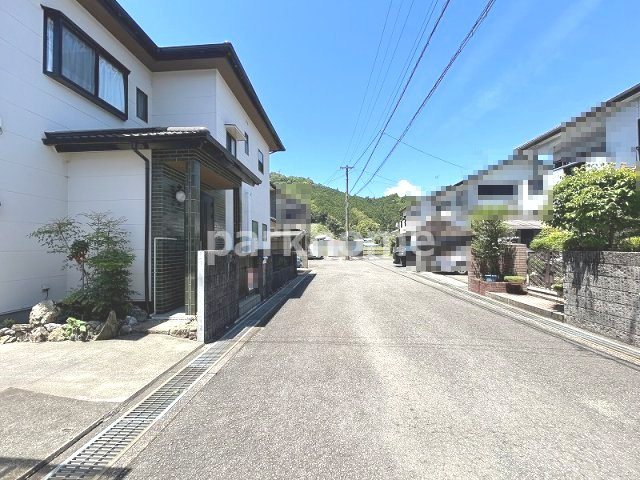 土佐市塚地　中古住宅の前面道路含む現地写真