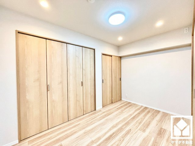 進和苦楽園アーバンライフB棟の寝室|約6.7帖の洋室です。リビングに隣接する引き戸のお部屋で、一体利用も可能です。（リフォーム中の写真です）