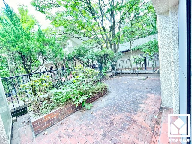 進和苦楽園アーバンライフB棟のその他共用部分|玄関にはシューズボックスを設置。家族の靴もしっかり収納できるので、玄関がいつも片付き、気持ちよくお客様を迎えられます。（リフォーム中の写真です）