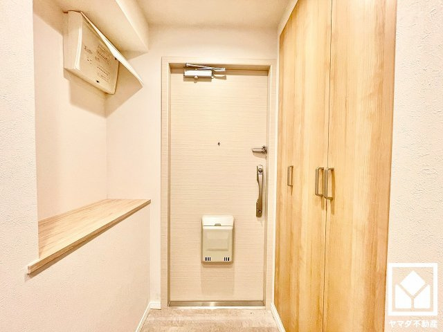 進和苦楽園アーバンライフB棟の防犯設備|突然の来訪時にも防犯面で心強いモニター付きインターホンを設置。お留守番中のお子様も、室内からスムーズに相手の確認ができます。（リフォーム中の写真です）