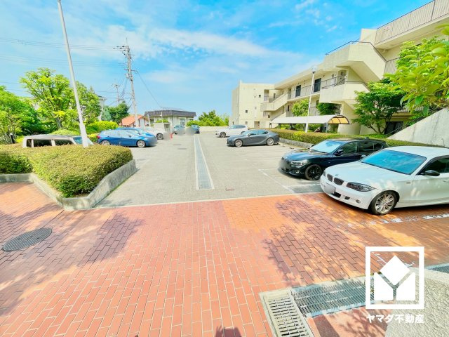 進和苦楽園アーバンライフB棟の駐車場|敷地内に駐車場を設置（月額8500円）。平面駐車場一台分優先確保可能です。諸条件がございますので、詳細は弊社スタッフまでお気軽にお問い合わせください。