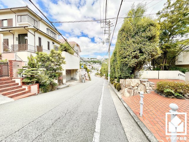 進和苦楽園アーバンライフB棟の玄関|雨の日に便利な奥まった玄関アプローチ。出入りの際の視線が気になりにくく、高いプライバシー性も確保できます。